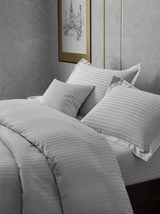 Постельное белье сатин страйп с простыней на резинке в подарочной упаковке - Серо-голубой