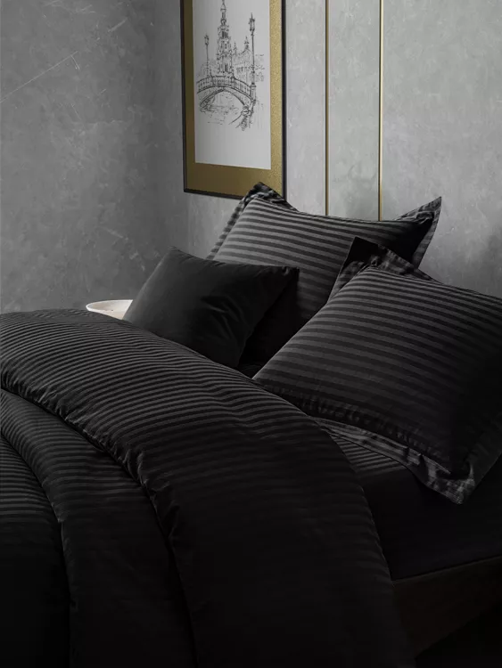Постельное белье сатин страйп с простыней на резинке в подарочной упаковке - Черный